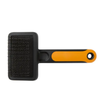 Грууминг четка Fiskars за кучета и котки